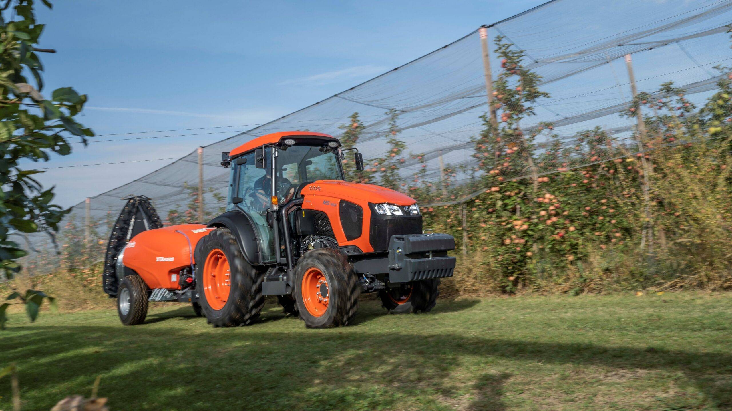 Kubota M5002N|1. M5002N_Cab studio image|2. M5002N_ROPS studio image|3. M5002N_Rops field image|4. M5002N_Cab field image|Kubota serie M5002 Narrow